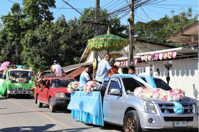 เทศบาลตำบลฉวาง จัดขบวนแห่ พิธีบำเพ็ญกุศลทักษินานุประทานและสรงน้ำรูปเหมือนพ่อเฒ่าในบัว ประจำปี 2568