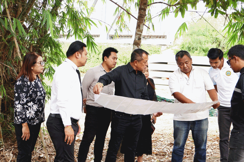 เทศบาลตำบลฉวาง ลงพื้นที่ก่อสร้างระบบป้องกันน้ำท่วมพื้นที่ชุมชนฉวาง