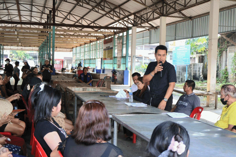 เทศบาลตำบลฉวาง ประชุมประชาคมการรับรองกรณีผู้ประสบอุทกภัย ประจำปี 2568 ชุมชนตลาดสด