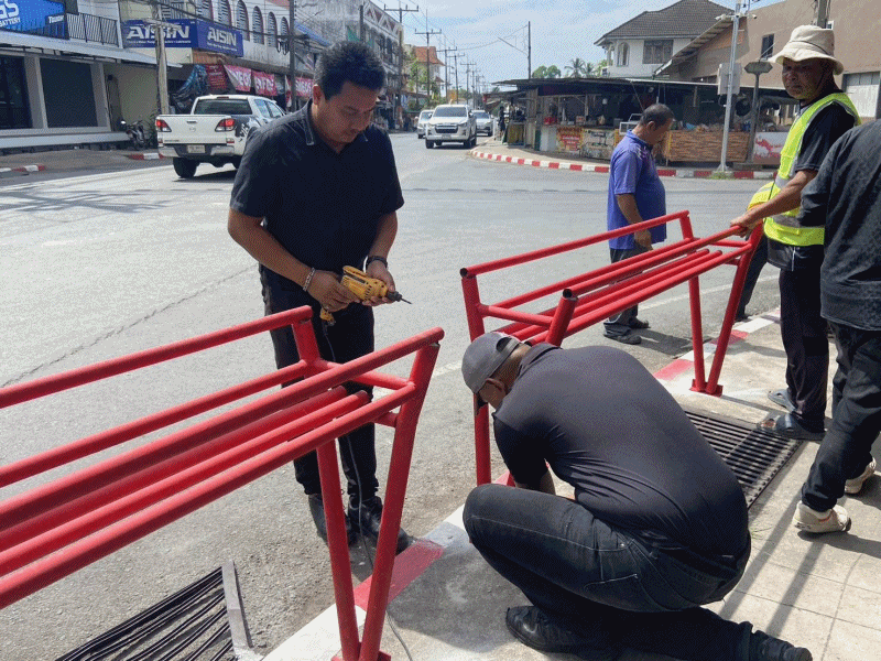 เทศบาลตำบลฉวาง ลงพื้นที่ติดตั้งราวฟุตบาท