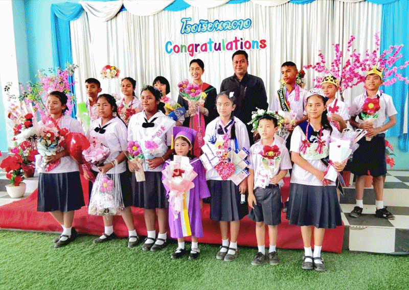 เทศบาลตำบลฉวาง ร่วมพิธีมอบอนุบัตรและวุฒิบัตร ประจำปีการศึกษา 2568 โรงเรียนฉวาง