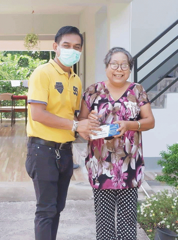 เทศบาลตำบลฉวาง แจกหน้ากากอนามัยและสเปรย์แอลกอฮอล์ ให้กับพี่น้องประชาชนภายในเขตเทศบาลตำบลฉวาง เพื่อป้องกันโรคติดเชื้อไวรัสโคโรน่า 2019