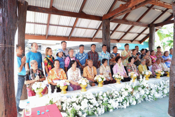 เทศบาลตำบลฉวาง ร่วมพิธีรดน้ำขอพรผู้สูงอายุ ชุมชนตลาดสด