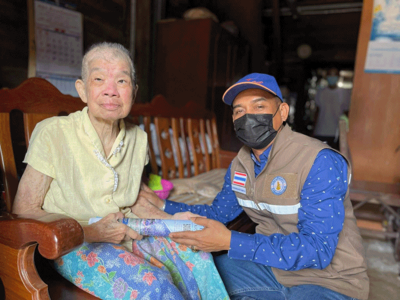 เทศบาลตำบลฉวาง มอบปฏิทินและวารสารประชาสัมพันธ์กิจกรรมของเทศบาลตำบลฉวาง